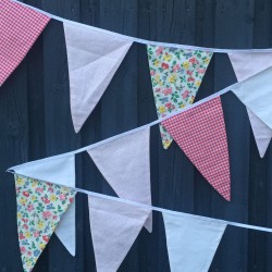 Håndlavet stofvimpel i blomster og tern i bedste sommerhus stil